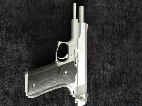 La pistola ha sido guiada en F recientemente, estaba guiada en A, no tiene más de 150 tiros, calibre 45 01
