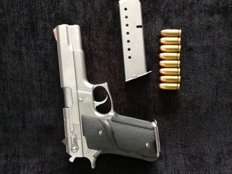 La pistola ha sido guiada en F recientemente, estaba guiada en A, no tiene más de 150 tiros, calibre 45 12