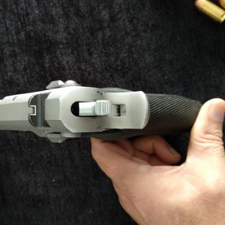 La pistola ha sido guiada en F recientemente, estaba guiada en A, no tiene más de 150 tiros, calibre 45 11