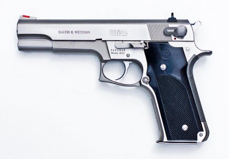La pistola ha sido guiada en F recientemente, estaba guiada en A, no tiene más de 150 tiros, calibre 45 10