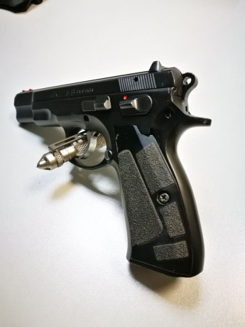 Hola, Vendo CZ75B de 9mm, perfecta para comenzar en IPSC, funda de extracción rápida, dos cargadores y 00