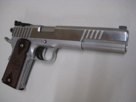 Un amigo me ha pedido que le anuncie esta pistola S.T.I. Tojan de seis pulgadas.

Pide por ella 1.050,00 00
