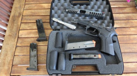 vendo pistola marca Grand Power modelo Xcalibur con 3 cargadores. el estado de la pistola es impecable. 00