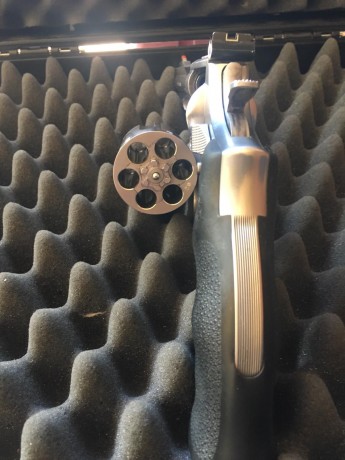 Vende un buen amigo mio este precioso revolver de 6 pulgadas S&W 357 Magnum muy muy nuevo.
Poco uso 02