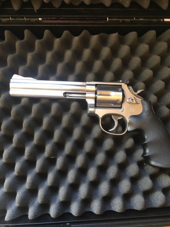 Vende un buen amigo mio este precioso revolver de 6 pulgadas S&W 357 Magnum muy muy nuevo.
Poco uso 01