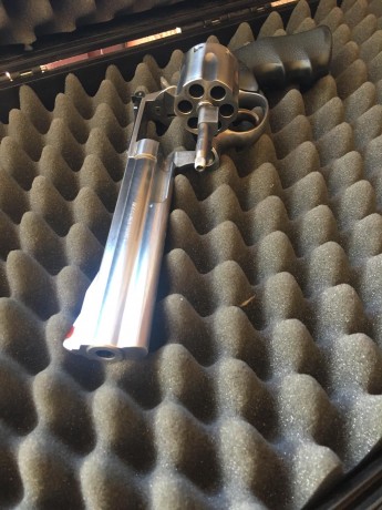 Vende un buen amigo mio este precioso revolver de 6 pulgadas S&W 357 Magnum muy muy nuevo.
Poco uso 10