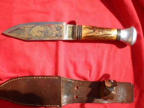 Pues eso vendo un cuchillo damasquinado, que ya lo puse en armas blancas, y salio que era de las juventudes 01