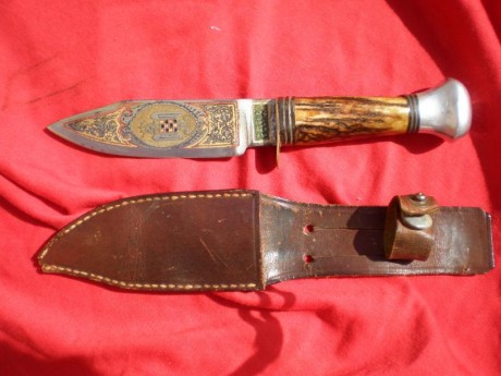 Pues eso vendo un cuchillo damasquinado, que ya lo puse en armas blancas, y salio que era de las juventudes 00