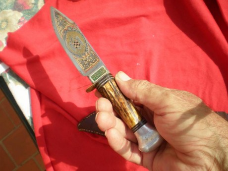 Pues eso vendo un cuchillo damasquinado, que ya lo puse en armas blancas, y salio que era de las juventudes 11