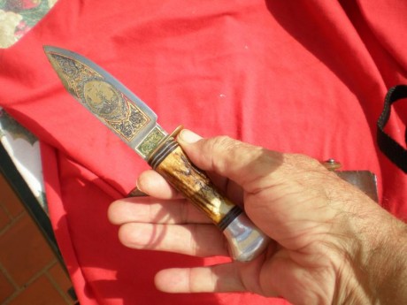 Pues eso vendo un cuchillo damasquinado, que ya lo puse en armas blancas, y salio que era de las juventudes 10