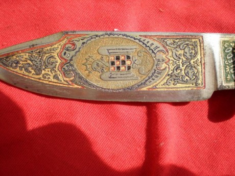 Pues eso vendo un cuchillo damasquinado, que ya lo puse en armas blancas, y salio que era de las juventudes 22