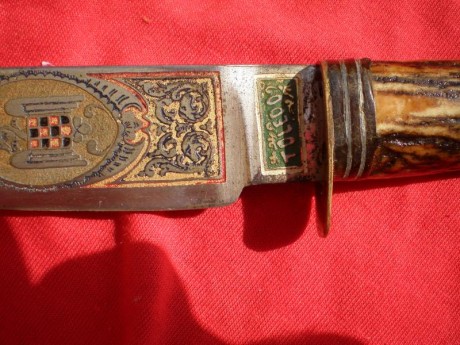 Pues eso vendo un cuchillo damasquinado, que ya lo puse en armas blancas, y salio que era de las juventudes 21