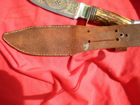 Pues eso vendo un cuchillo damasquinado, que ya lo puse en armas blancas, y salio que era de las juventudes 30