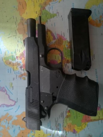 Vendo sin uso con muy pocos tiros pistola semiautomatica llama minimax ll cal 45 de 4 pulgadas con dos 00