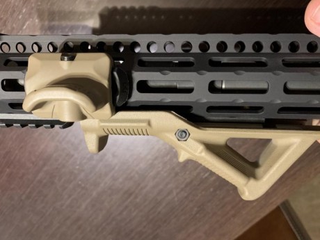 Hola vendo grip angular MAGPUL AFG en color FDE.
Precio 40 envío a península incluido
Saludos 01