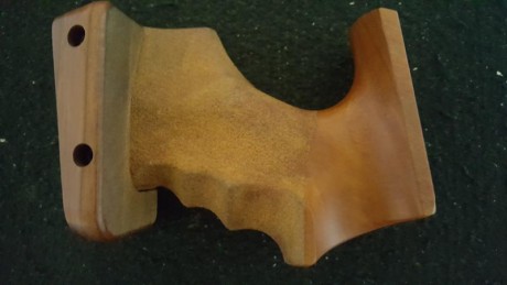 Vendo esta cacha de Walther GSP Expert talla M, está reparada por un profesional ya que tenia una pequeña 01