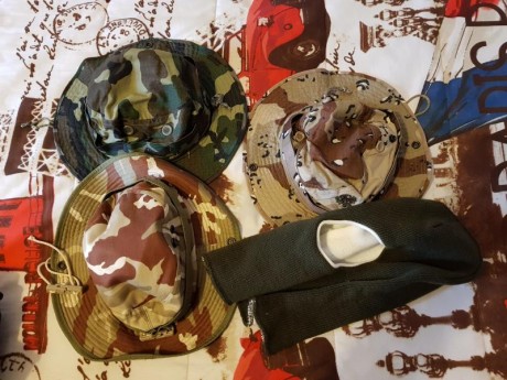 Vendo estos 3 chambergos del Ejército Español el de infantería es talla P y los otro creo recordar que 00