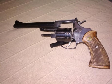 Vendo revolver Astra Cadix cal. 22lr
Funciona perfectamente. Con sus roces por el uso.
Tambor de nueve 02