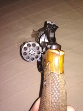 Vendo revolver Astra Cadix cal. 22lr
Funciona perfectamente. Con sus roces por el uso.
Tambor de nueve 01