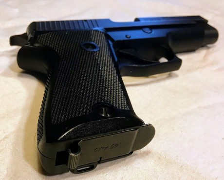 Se vende Sig Sauer P-220, calibre 45 ACP, con dos cargadores. Estado Impecable.
350 euros envío incluido 00