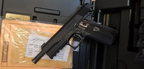 Con todo de origen , 4 cargadores de 10 tiros,  bien cuidada,  señales de uso , magnífica precisión , 01