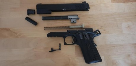 Con todo de origen , 4 cargadores de 10 tiros,  bien cuidada,  señales de uso , magnífica precisión , 00