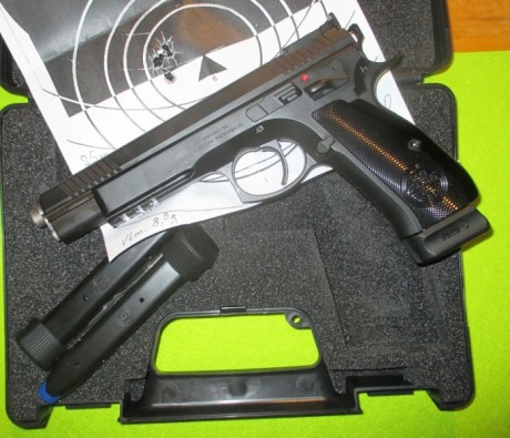 Hola amigos! ya que se muestran tantas armas buenas creo que a los propietarios de una cz 75 se nos tendría 122