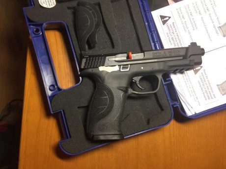  IMG_4744.JPG SMITH&WESSON  MP 40 PRO SERIES  CORE.
Pistola muy nueva olvidada en el armero.
Una verdadera 01