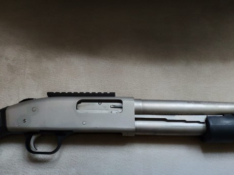 Se vende escopeta de corredera de la marca Mossberg, compatible con cartuchos del 12 y 12.70, modelo mariner 00