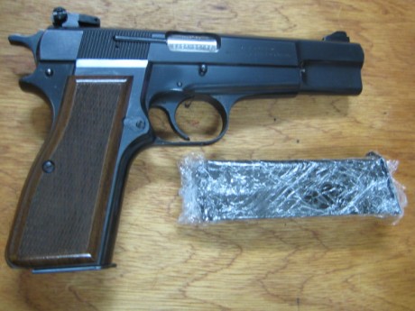 Hola, pongo a la venta esta pistola F.N.GP-35, en perfecto estado, miras regulables originales, 
Precio: 02