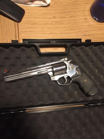 Buenas tardes!

vendo revolver amadeo rossi cal 357 mag inox.

muy pocos tiros.

para ver y probar en 00