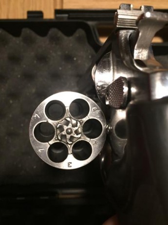 Buenas tardes!

vendo revolver amadeo rossi cal 357 mag inox.

muy pocos tiros.

para ver y probar en 22