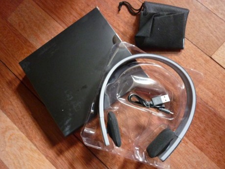 Vendo estos tres auriculares bluetooth.
El primero es un auricular de diadema con los controles a un lado, 02