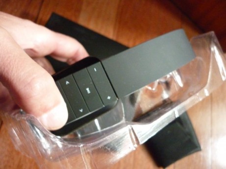 Vendo estos tres auriculares bluetooth.
El primero es un auricular de diadema con los controles a un lado, 01