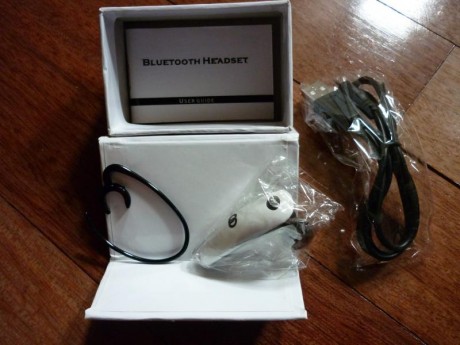 Vendo estos tres auriculares bluetooth.
El primero es un auricular de diadema con los controles a un lado, 00