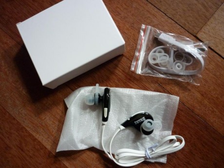 Vendo estos tres auriculares bluetooth.
El primero es un auricular de diadema con los controles a un lado, 10