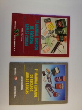 Vendo estos dos manuales de recarga de armas cortas y largas. No sé si hay pocos o muchos pero me da la 00