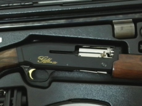 Vendo escopeta semiautomática Browning que dispara 12/70,12/76 y 12,89. Nueva sin estrenar. Un regalo 100