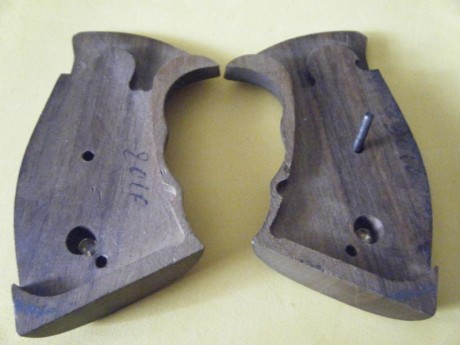 Las que se visualizan en las fotos. Como se comprobará llevan el logotipo de Manhurin (MR) en un círculo 02