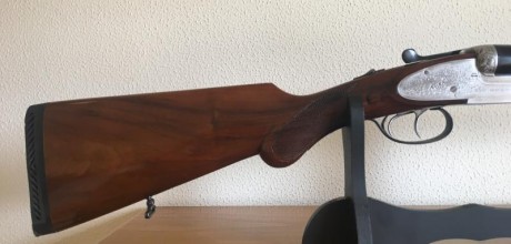 Vendo escopeta paralela  AZ,  en muy buen estado. Pocos tiros,cañón de 70,50 , una y tres estrellas , 02