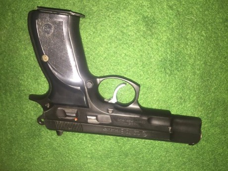 Hola, vendo pistola CZ 75B del 9 para, su estado es muy nuevo como se puede apreciar en las fotos y funciona 02