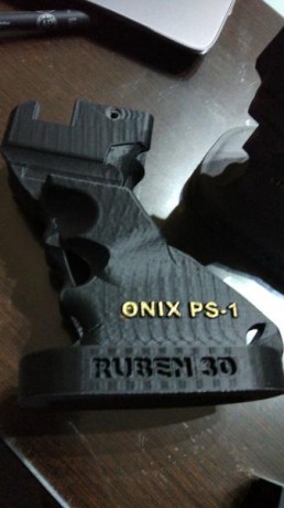 Buenos días, aquí os dejo unas fotos de la cacha que he echo para la pistola,es una talla única echa para 01