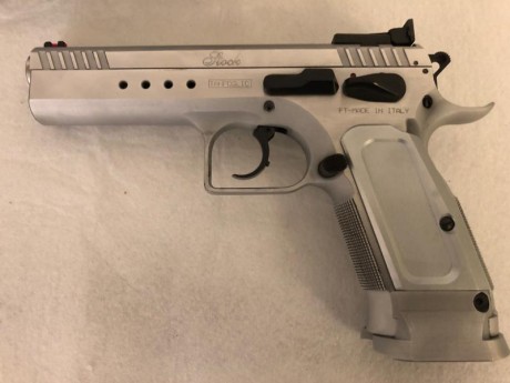 Vendo Tanfoglio Stock IPSC
Calibre 9 mm. parabellum
Doble accion
Cañon bull barrel 5"
Alza de fibra 00