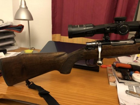 Esta impecable, agrupaciones magnificas. Lo he utilizado para rececho. Calibre 7mm. Se manda con bipode, 01