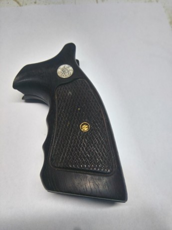 Busco cachas para revolver S&W 686 de 4 pulgadas cal.357 12