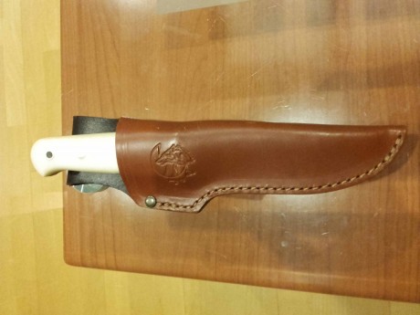 Vendo cuchillo J&V CDA idéntico al modelo Woodlore pero con mango en micarta blanca. Tal vez sea el 10