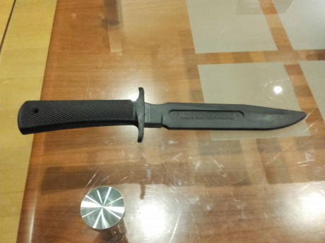 Vendo cuchillo de entrenamiento de Cold Steel, fabricado en goma especial, hoja de 17,5 cm de largo, longitud 02