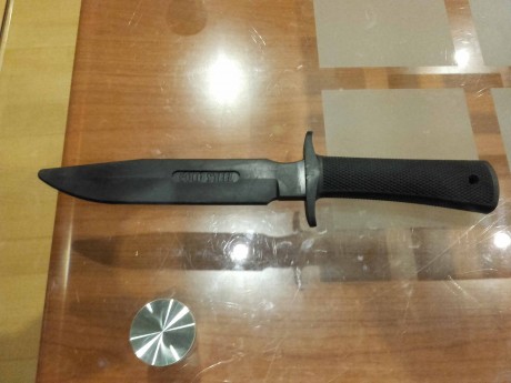 Vendo cuchillo de entrenamiento de Cold Steel, fabricado en goma especial, hoja de 17,5 cm de largo, longitud 01