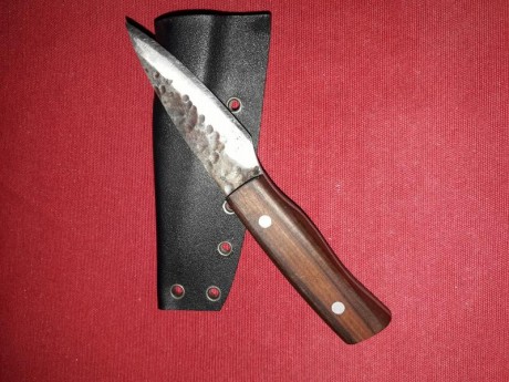 Vendo este pequeño cuchillo de forja de 6,5cm de hoja y 6,5cm de empuñadura y funda sílex  . Corta como 02