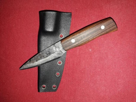 Vendo este pequeño cuchillo de forja de 6,5cm de hoja y 6,5cm de empuñadura y funda sílex  . Corta como 00